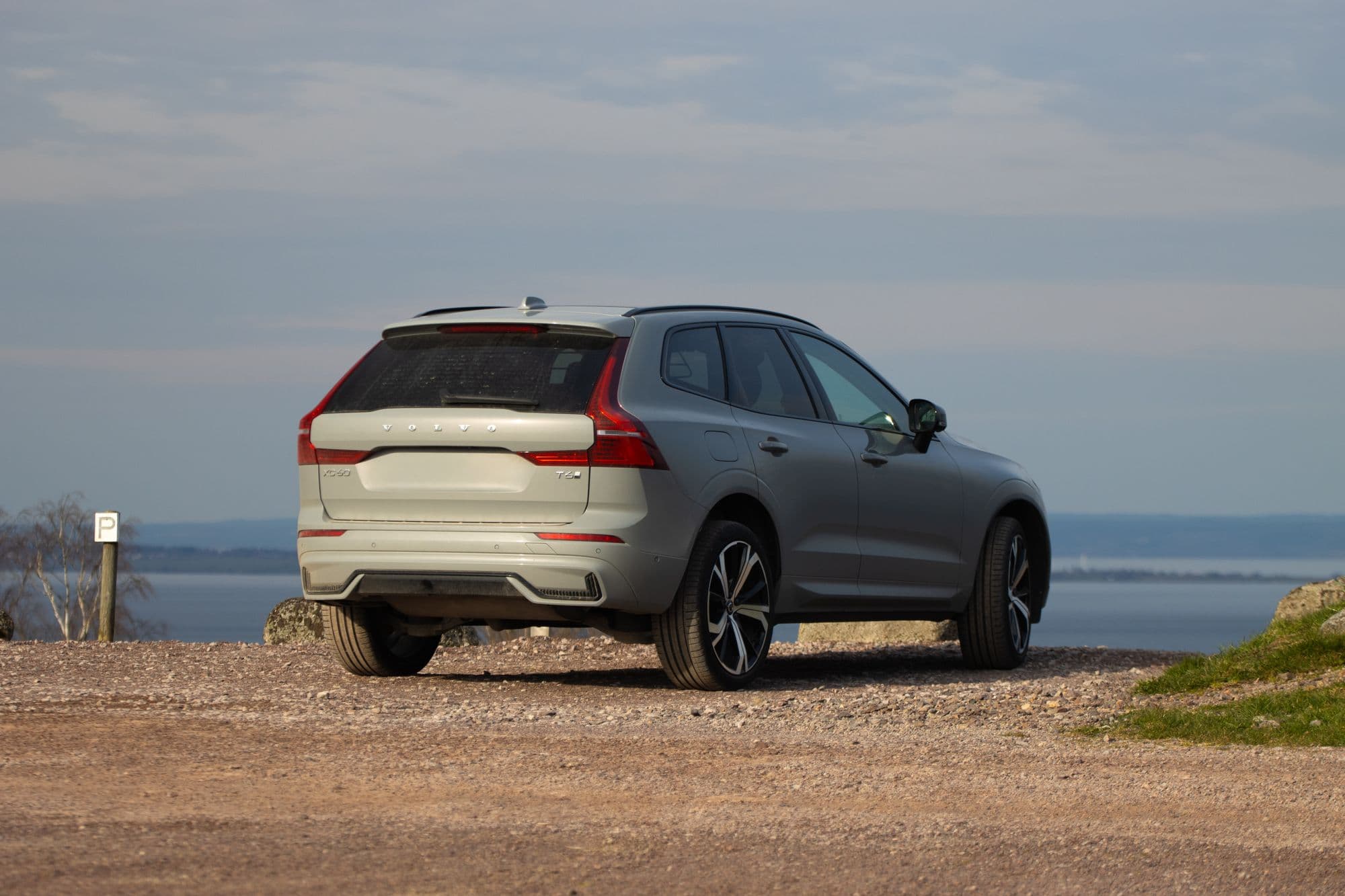 Volvo XC60 біля озера