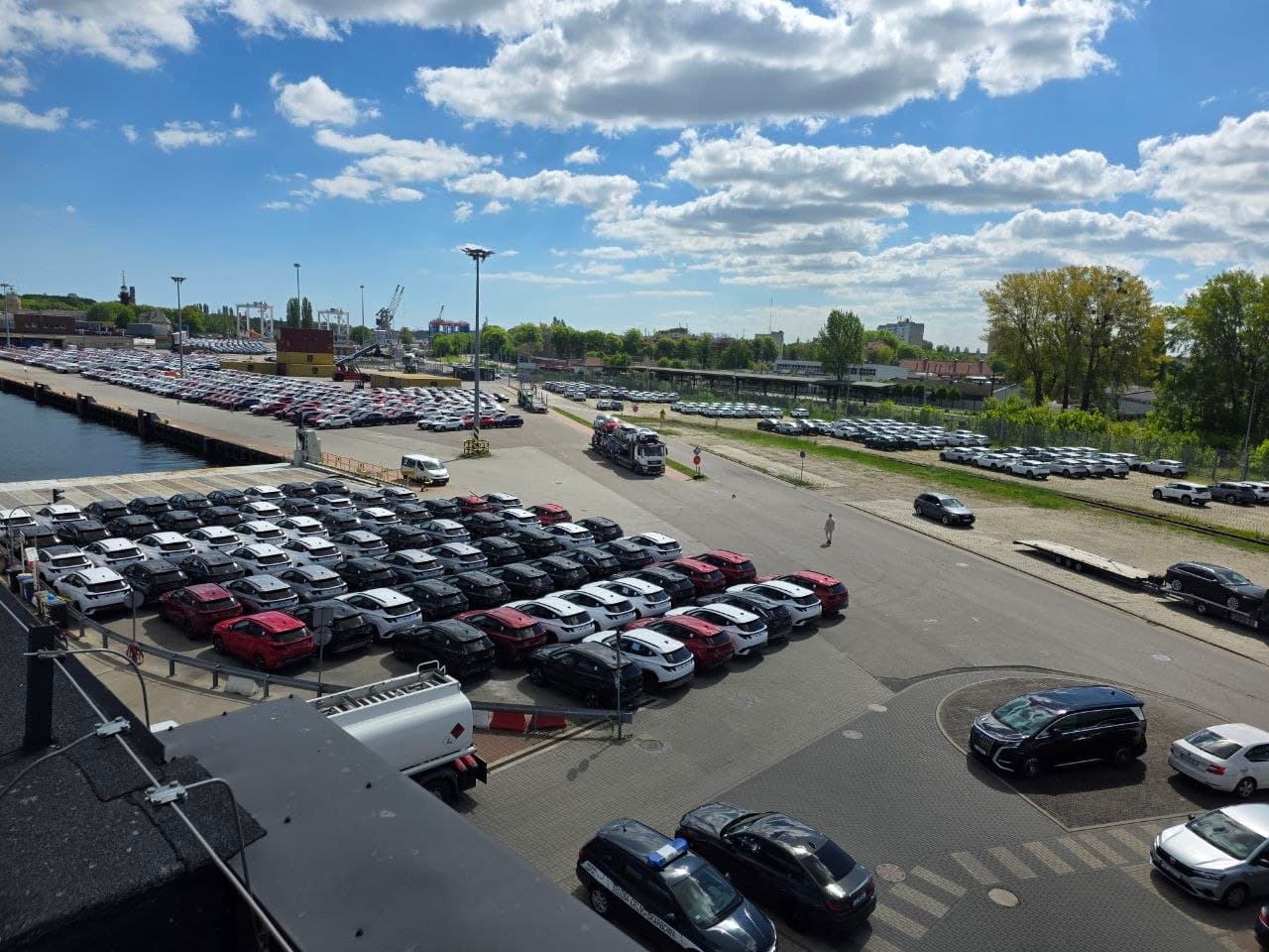 Автомобілі та автовоз на території портового термінала